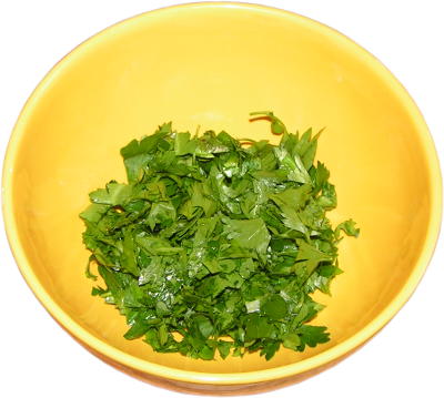 Leaves chopped parsley and pours a bowl in which we do stuffing.