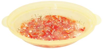 ry� do risotto z papryk� i przyprawami zalany wod� w pojemniku do gotowania na parze