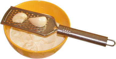 czosnek, tarka do parmezanu, jogurt naturalny, porcelanowa miseczka